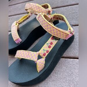 Teva Flatform Picnic Cherries Rhubarb - Size 8